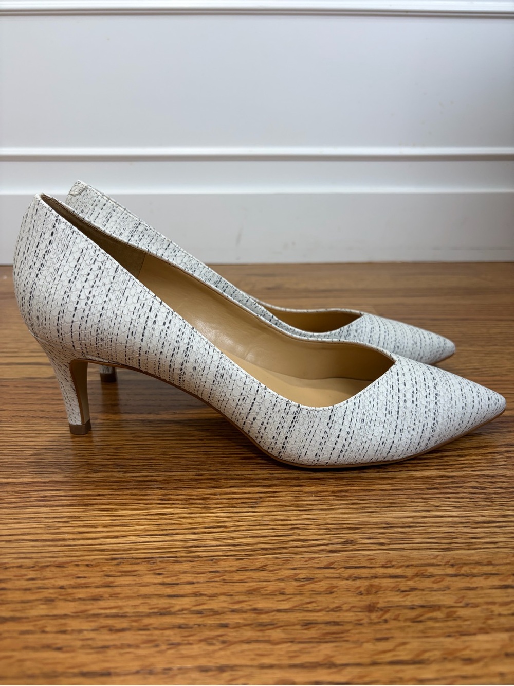 Talbots White & Black Textured Dash Pointed Toe Kitten Heel Pumps (9)